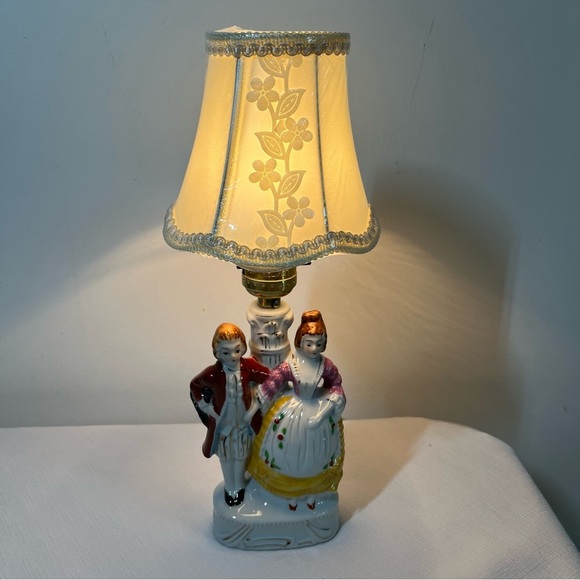 Vintage Boudoir Lamp - Figural Colonial Couple - Porcelain Occupied Japan - Picture 9 of 10